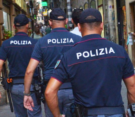 Genova, paura nel centro storico: uomo accoltellato, sul posto i soccorsi Polizia centro storico