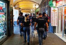 Genova, raffica di controlli in Sottoripa dopo le risse dei giorni scorsi polizia controlli centro storico Sottoripa