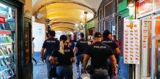 Genova, gira nel Centro storico con droga e denaro falso, denunciato polizia controlli centro storico Sottoripa