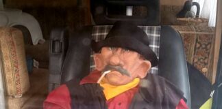 Genova, allarme per una persona immobile in un camper, ma era un pupazzo Pupazzo camper vigili del fuoco