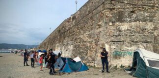 Savona, controlli della polizia locale sulle spiagge, multate tende e accampamenti tende spiaggia Savona controlli polizia locale