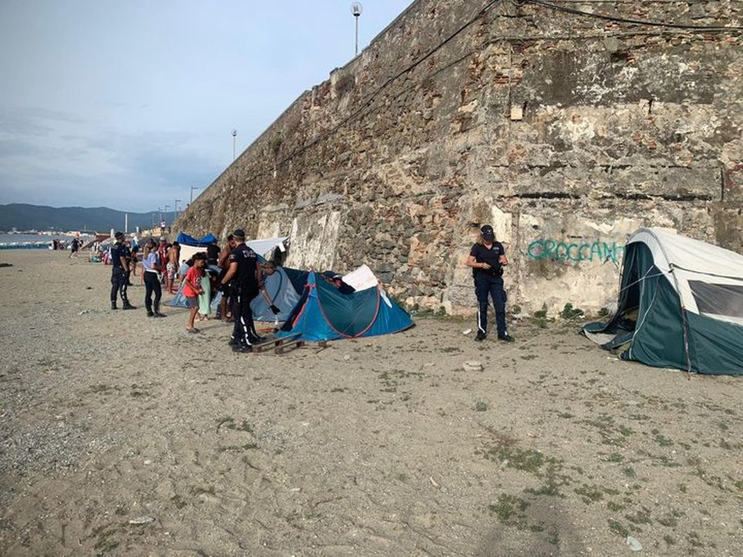 tende spiaggia Savona controlli polizia locale