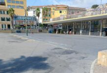 Sanremo, caos trasporti, studenti lanciano oggetti contro i Bus Riviera Trasporti piazza sgombera