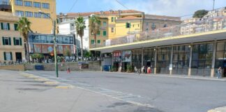Sanremo, caos trasporti, studenti lanciano oggetti contro i Bus Riviera Trasporti piazza sgombera