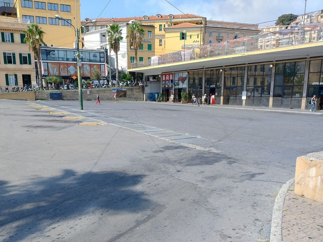 Riviera Trasporti piazza sgombera