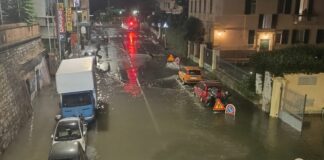 Genova, tubo rotto in via Isonzo, strada allagata e quartieri senza acqua Sturla via isonzo allagata 4 settembre 2024