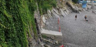 Genova, cadono calcinacci dalla strada: transennata la spiaggia di via Gianelli