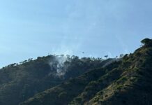 Genova, incendio sul monte Moro, in azione gli elicotteri incendio Monte Moro Genova 15 settembre 2024