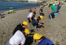 Genova, migliaia di mozziconi e lamette arrugginite alla spiaggia di Punta Vagno Puliamo il mondo Punta Vagno