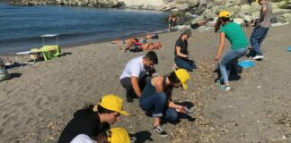 Genova, migliaia di mozziconi e lamette arrugginite alla spiaggia di Punta Vagno Puliamo il mondo Punta Vagno