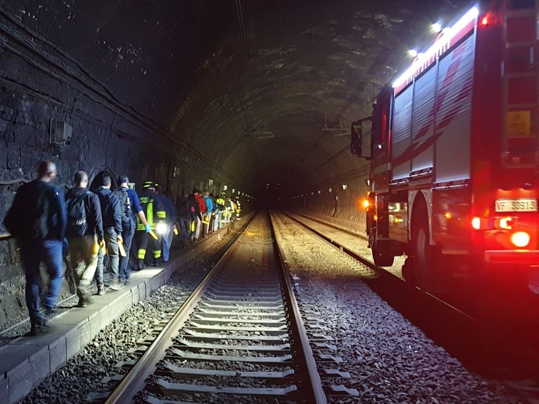 treni persone evacuate galleria