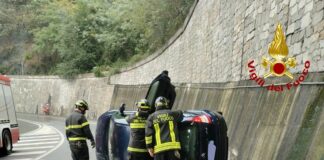 Genova, si ribalta con l’auto allo svincolo di Bolzaneto Bolzaneto auto ribaltata