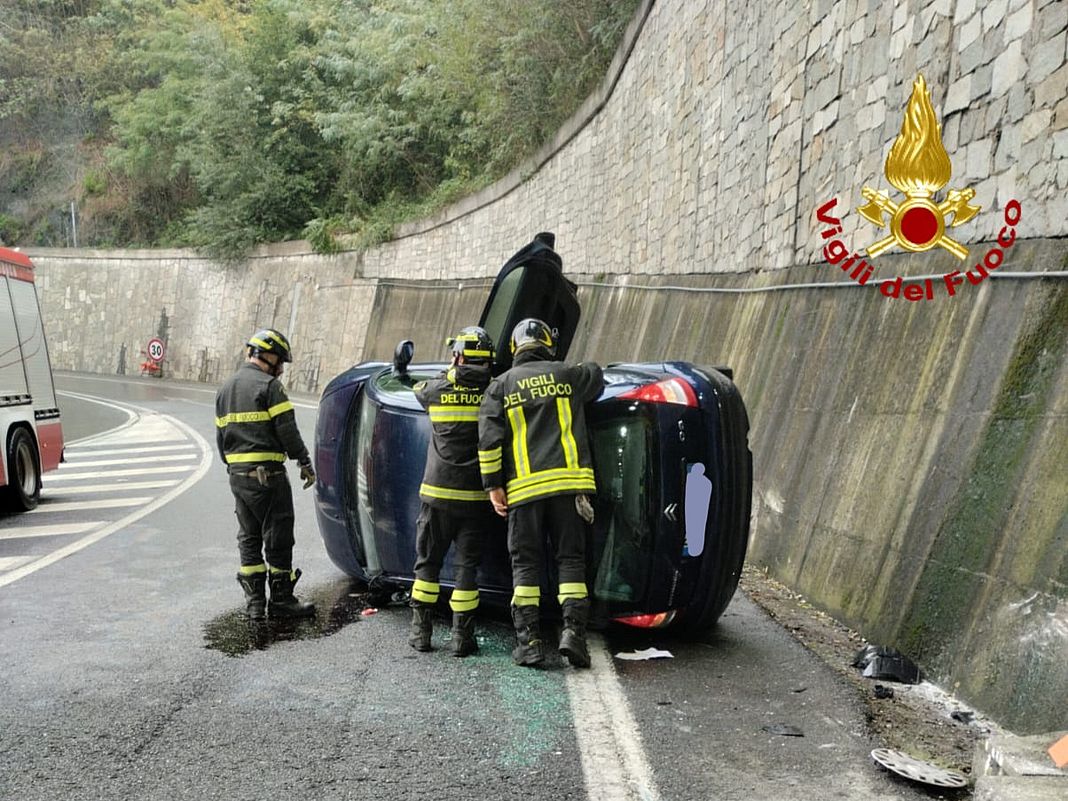 Bolzaneto auto ribaltata