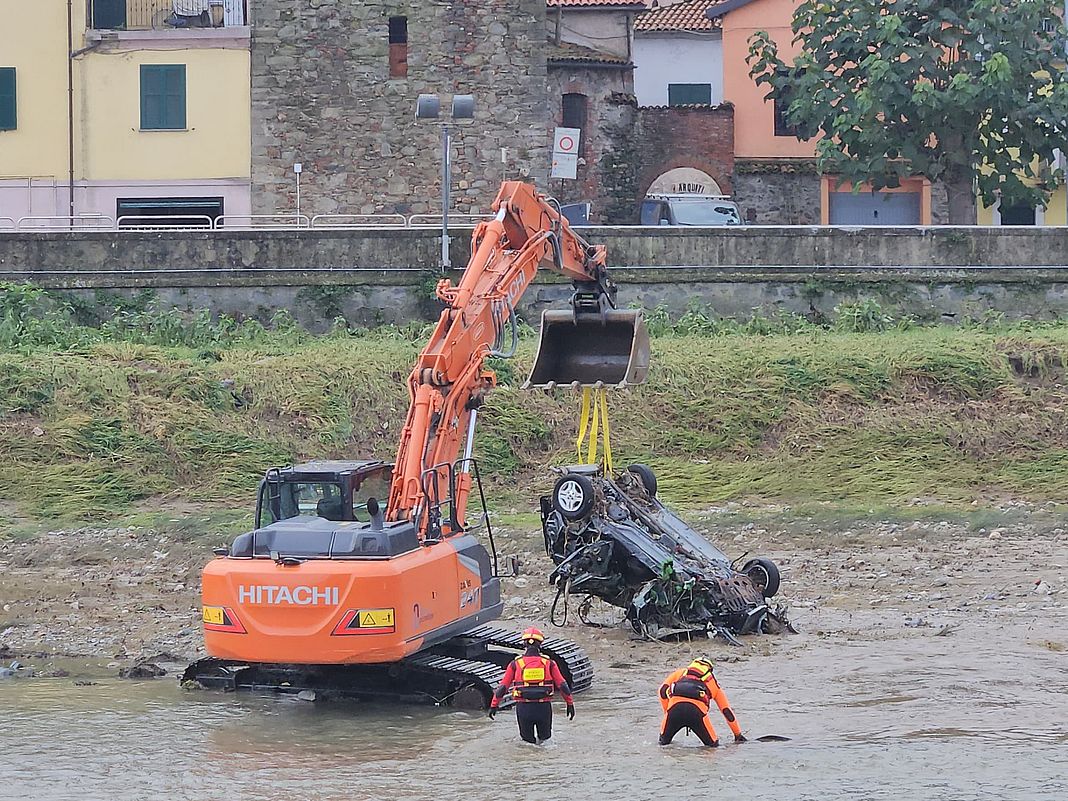 Cairo Montenotte auto nel Bormida