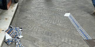 Genova Jeans Week, c’è chi distrugge cartellonistica e totem genova Jeans week vandalismo