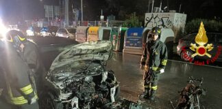 Genova, auto e scooter in fiamme a San Martino incendio san martino 26 ottobre 2024
