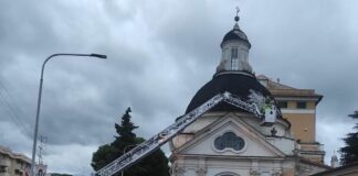 Sestri Levante, cadono ardesie dalla chiesa, via Nazionale chiusa Sestri Levante cappella santa maria rosario
