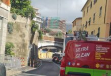 Genova, bus bloccato da auto parcheggiata male: traffico in tilt a Nervi