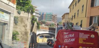 Genova, bus bloccato da auto parcheggiata male: traffico in tilt a Nervi