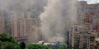 Genova, negozio a fuoco in via Fereggiano: palazzina evacuata, soccorsi sul posto