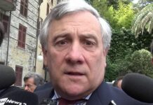 Elezioni in Liguria, giornalisti spintonati e colpiti all’incontro con Tajani Antonio Tajani