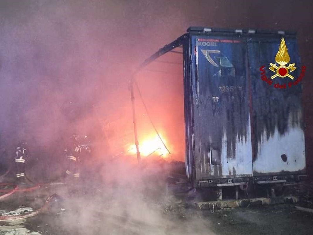 camion fiamme A26 7 ottobre 2024