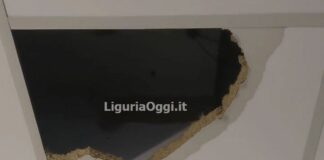 Genova, studenti fuori sede protestano per soffitti crollati e topi e formiche nelle macchinette casa studente soffitto crollato