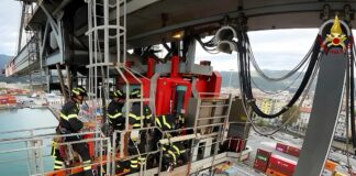 La Spezia, Vigili del fuoco in soccorso di un gruista a 40 metri per una esercitazione vigili del fuoco la spezia