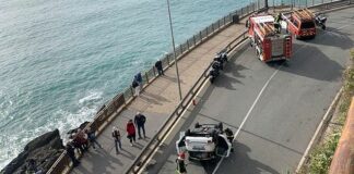 Genova, auto ribaltata sull’Aurelia a Voltri Voltri auto ribaltata via Rubens