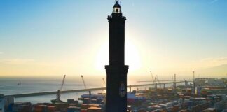 Ports of Genoa: dietro i nostri porti, c’è l’impegno di chi ci lavora Porto di Genova - Lanterna