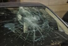 Genova, danneggia con una mazza una ventina di auto in sosta e rischia il linciaggio dai residenti: arrestato