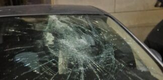 Genova, danneggia con una mazza una ventina di auto in sosta e rischia il linciaggio dai residenti: arrestato