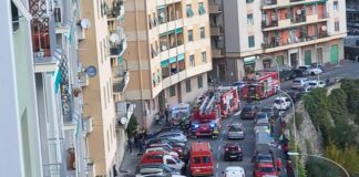 Genova, incendio in un appartamento in via Bari: sul posto i soccorsi