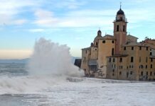Camogli, turista in cerca di scatti emozionanti della mareggiata rischia grosso Camogli mareggiata