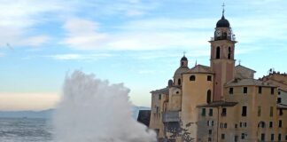 Camogli, turista in cerca di scatti emozionanti della mareggiata rischia grosso Camogli mareggiata