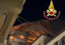 Chiavari, incendio sul tetto di un palazzo, polemiche sui tempi di intervento chiavari incendio 23 novembre 2024