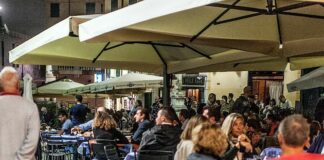 Genova studia come incentivare la Buona Movida con un progetto europeo Piazza delle Erbe Genova movida