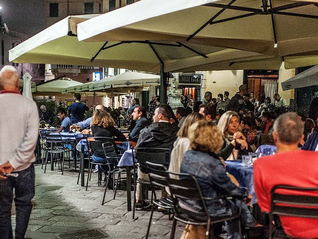 Piazza delle Erbe Genova movida