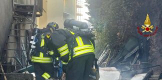 Genova, brucia vecchi mobili nel cortile e provoca un incendio, denunciato incendio Coronata 23 novembre 2024