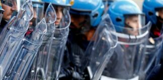 Lezioni di manganello agli studenti, la protesta dell’Anpi polizia guerriglia