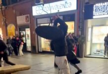 Rissa con lancio di tavoli e sedie in via San Vincenzo, scattano le indagini San Vincenzo rissa Genova