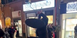 Rissa con lancio di tavoli e sedie in via San Vincenzo, scattano le indagini San Vincenzo rissa Genova