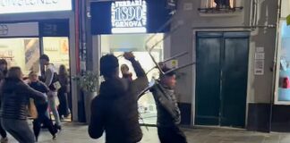 Genova, rissa in via San Vincenzo e volano tavolini e sedie dei dehor rissa san vincenzo