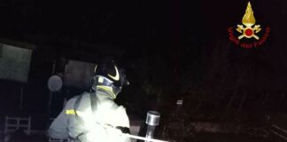 Rapallo, brucia il tetto di una casa, bambina intossicata al Gaslini vigili fuoco incendio tetto