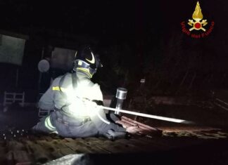 vigili fuoco incendio tetto