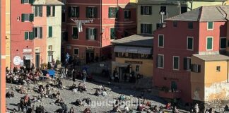 Boccadasse, sole e temperature miti e si mangia sulla spiaggia Boccadasse 27 dicembre 2024