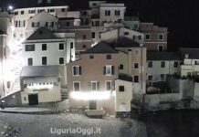 Genova, a Boccadasse, nella notte, spunta una tenda Boccadasse tenda sulla spiaggia