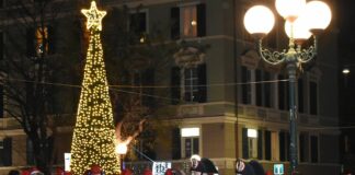 Genova, carabinieri in uniforme con sciabola e mantello per un Natale sicuro Carabinieri alta uniforme Natale Genova