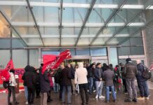 Genova, alla Ericsson la letterina di Natale annuncia licenziamenti Ericsson manifestazione Genova