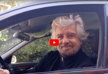 Beppe Grillo torna con il carro funebre, è per il Movimento 5 Stelle? Beppe Grillo carro funebre